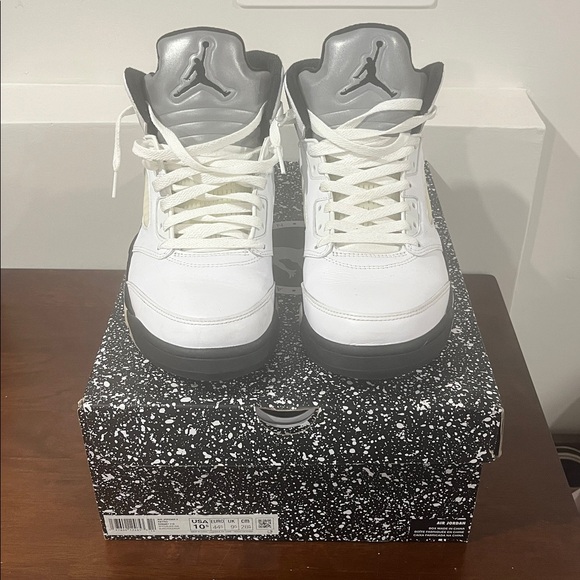 Jordan Men's White and Black RETRO 5 Sz 10.5 - Picture 2 of 3